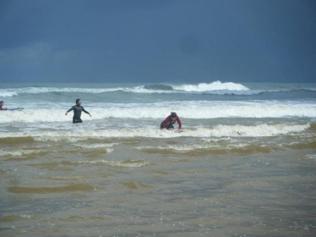 aprendiendo a hacer surf.jpg